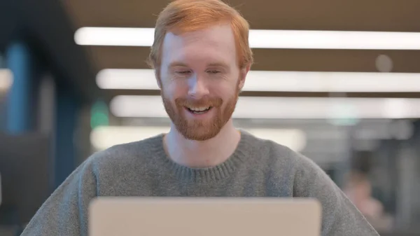 Portret van de man praten op video gesprek op laptop — Stockfoto