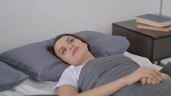 Vrouw wakker in bed denkend — Stockfoto