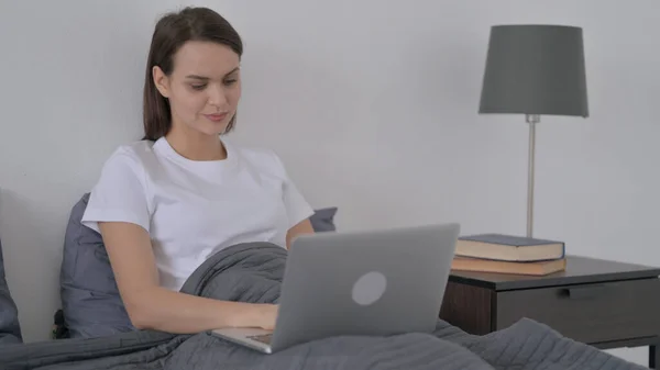Nő dolgozik laptop az ágyban — Stock Fotó