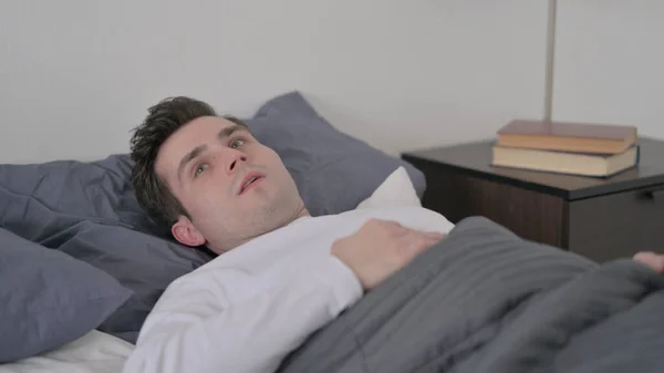 Un bărbat s-a trezit din coșmar în pat — Fotografie, imagine de stoc