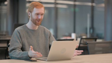 Videodaki Genç Adam Ofisteki Laptop 'ta Konuşuyor