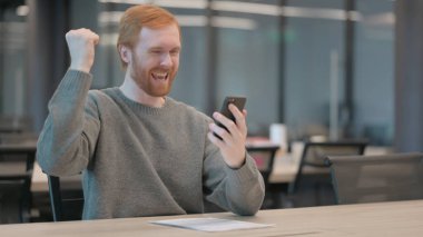 Başarılı Genç Adam Akıllı Telefonla Kutlama