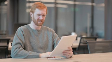 Belgeler okunurken Adam Kaybına Tepki Veriyor