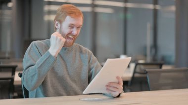 Ofisteki Belgeleri Okurken Başarıyı Kutlayan Genç Adam