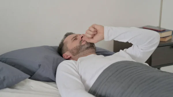 Hombre tosiendo mientras duerme en la cama —  Fotos de Stock