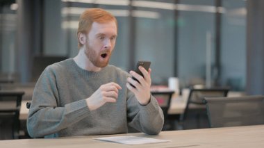 Genç Adam Akıllı Telefonla Kayıp 'a Tepki Veriyor 