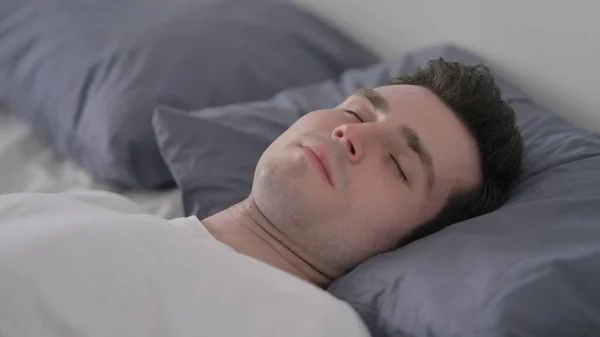 Mężczyzna śpiący w łóżku spokojnie, zbliżenie — Zdjęcie stockowe