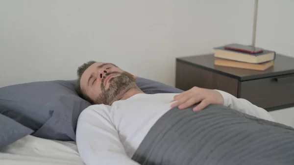 Homem acordando de pesadelo na cama — Fotografia de Stock
