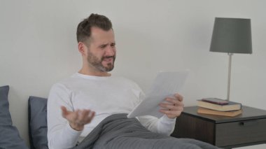 Yataktaki Belgelerde Başarı Kutlaması