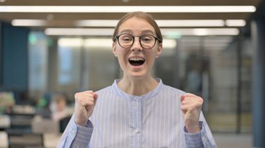 Başarı Kutlaması İçin Heyecanlı Genç Kadın Portresi 