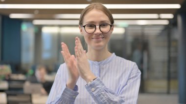 Alkışlayan, alkışlayan Mutlu Genç Kadın Portresi 