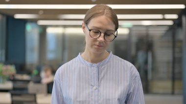 Üzgün Genç Kadın Kameraya Bakıyor