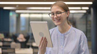 Ofisteki Genç Kadın 'ın Tablet' teki Görüntü Çağrısı 