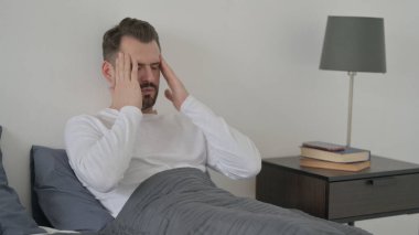 Yatakta Uyurken Başağrısı çeken Adam