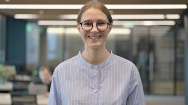 Çekici Genç Bir Kadının Portresi Kameraya Gülümsüyor 