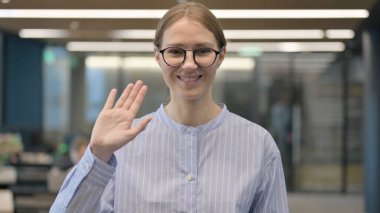 El sallayan genç kadın portresi, hoş geldiniz.