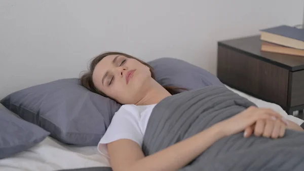 Wanita yang santai tidur di tempat tidur dengan damai — Stok Foto