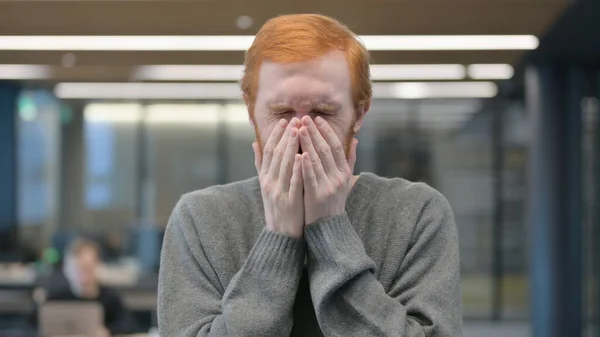 Κλάμα νεαρός άνδρας με θλιβερή έκφραση — Φωτογραφία Αρχείου