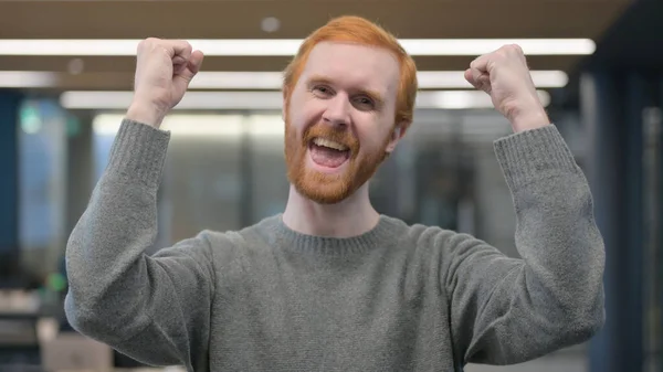 Retrato de Jovem Entusiasmado Celebrando o Sucesso — Fotografia de Stock