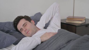 Yatakta Uyurken Boyun Ağrısı Olan Adam