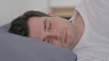 Yatakta Uyuyan Adam Huzurlu, Kapat