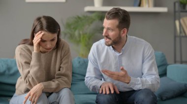 Erkekler tartışırken kadınlar koltukta strese giriyor. 