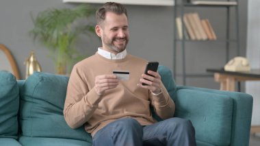 Smartphone 'da Çevrimiçi Ödeme Yapan Adam