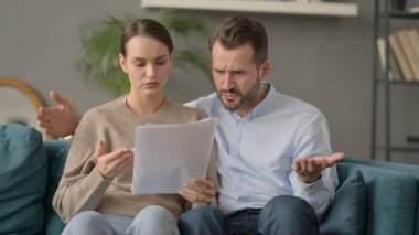 Koltukta Belgeleri Okurken Hata Yapan Çift 