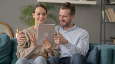 Koltukta otururken Tablet kullanan çift 