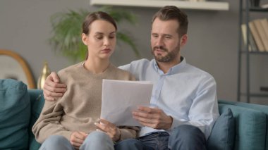 Çift Koltukta Birlikte Belgeler Okuyor 