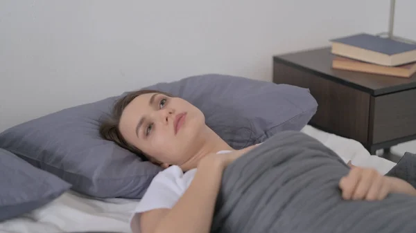 Mujer despertando de la pesadilla en la cama — Foto de Stock