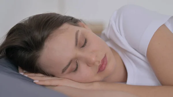 Frau schläft friedlich im Bett — Stockfoto