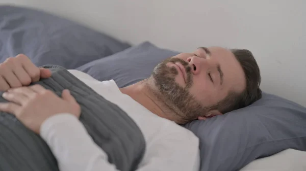 Man går till sängs, sover — Stockfoto