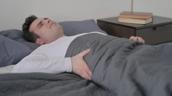 Homem tendo dor nas costas na cama — Fotografia de Stock