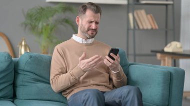 Adam evde akıllı telefondan kayboluyor. 