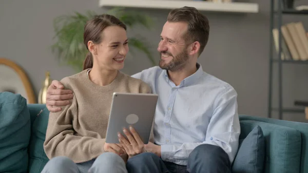 Casal fazendo chamada de vídeo em Tablet em casa — Fotografia de Stock