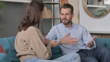 Çift koltukta otururken tartışıyor 