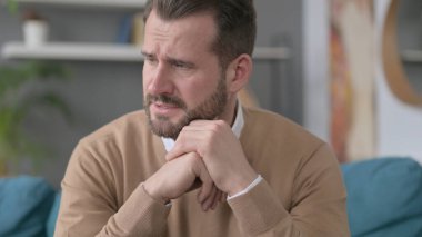 Genç Adam Evde Endişeli