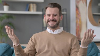 Heyecanlı Genç Adam Başarı Kutlaması, Kazanan 