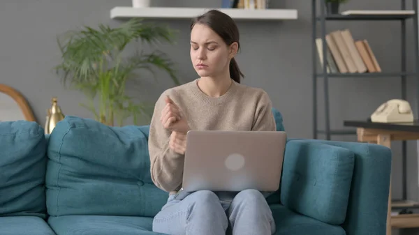 Woman with Laptop having Wrist Pain on Sofa — Stock Photo, Image
