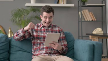 Koltukta Tablet 'te Başarıyı Kutlayan Adam 