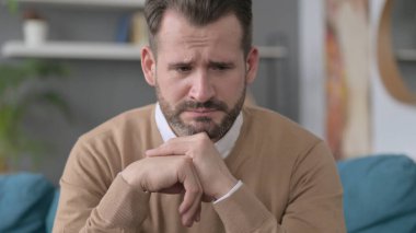 Evde Endişeli Adamın Portresi