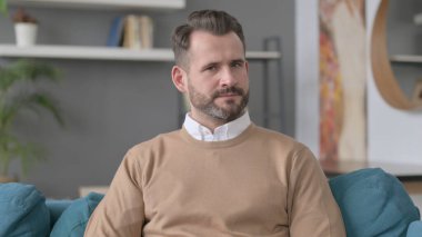 Evde Parmak Göstermeyen Adam Portresi 