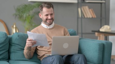 Dizüstü bilgisayarlı adam Laptop 'ta Başarı Kutlaması, Kanepe 