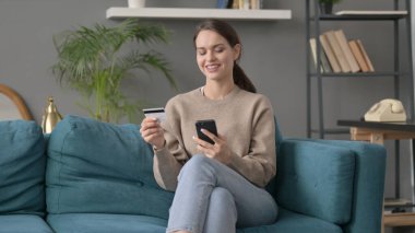 Smartphone 'da Çevrimiçi Ödeme Yapan Kadın