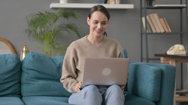 Kanepedeki Laptop 'ta Görüntü Arayan Kadın 