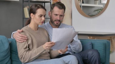 Koltukta Belgeleri Okurken Hata Yapan Çift 