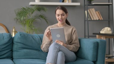 Koltukta Tablet 'te Başarı Kutlayan Kadın 