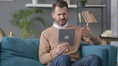 Kanepede Tablet 'te Kaybolan Adam 