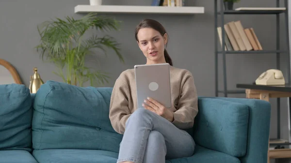 Nő beszél videohívás Tablet a kanapén — Stock Fotó